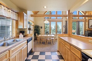 House, 2 Bedrooms | Private kitchen | Fridge, oven, stovetop, coffee/tea maker