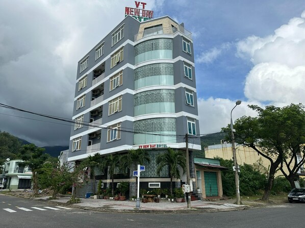 A multi-story hotel with a modern design, featuring balconies and a prominent sign at the top. - OYO 1223 Vt New Day Hotel (Da Nang)