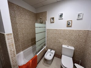 Bidet, toallas, jabón, papel higiénico
