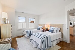 2 bedrooms, iron/ironing board, WiFi - Steps to Chatham's Historic Downtown (Chatham)