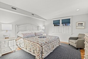 2 bedrooms, WiFi - Steps to Chatham's Historic Downtown (Chatham)