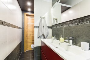 Hair dryer, towels, soap, shampoo - Apartment at Wawel -Kazimierz. City center, close to every attraction in Krakow. (Kraków)