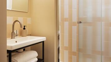 Shower, rainfall showerhead, free toiletries, hair dryer