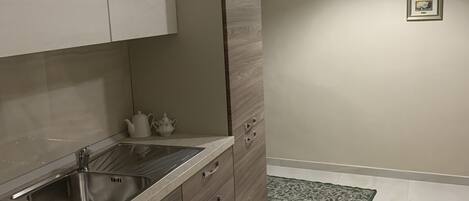 Kühlschrank, Ofen, Herdplatte, Kochgeschirr/Geschirr/Besteck