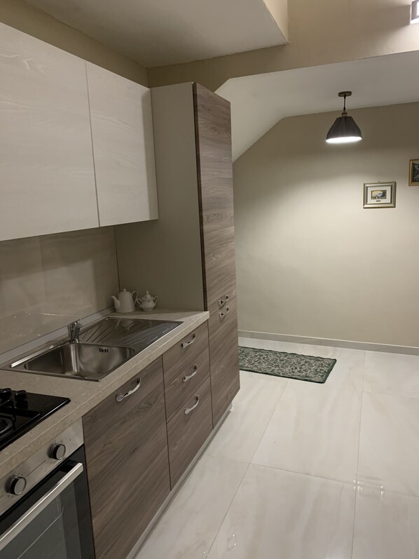 Kühlschrank, Ofen, Herdplatte, Kochgeschirr/Geschirr/Besteck