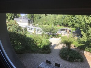 Kahden hengen comfort-huone | Yksilöllisesti sisustettu, yksilöllisesti kalustettu, työpöytä