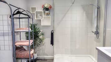 Shower, pengering rambut, dan handuk