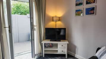 Standard Studio | Living area | 32-inch flat-screen TV with cable channels