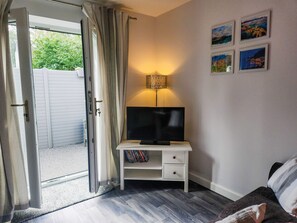 Standard-Studio | Wohnbereich | 32-Zoll-Flachbildfernseher mit Kabelempfang