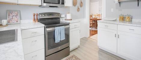 冷蔵庫、電子レンジ、オーブン、コンロ