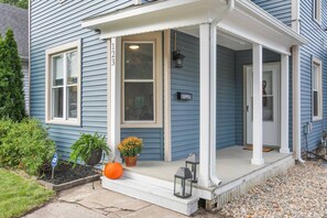 A house with a porch, a mailbox, and a door. - 3 Bedroom 2 bath home near Notre Dame(123ND) (South Bend)