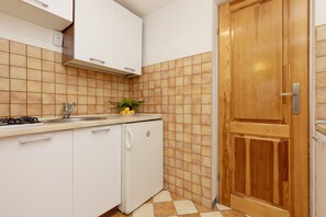 Mikrowelle, Kochgeschirr/Geschirr/Besteck, Küchenrolle