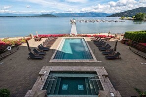 Piscina all'aperto, una piscina riscaldata