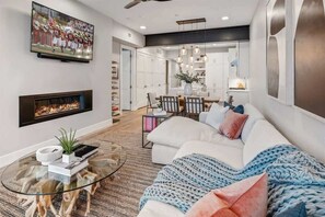 Smart TV, fireplace, offices - Luxury Condo w/Rooftop Pool, Hot Tub & Lake Views (Sandpoint)