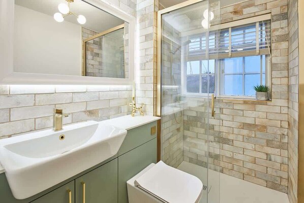 Douche, séchoir à cheveux, serviettes fournies, shampooing