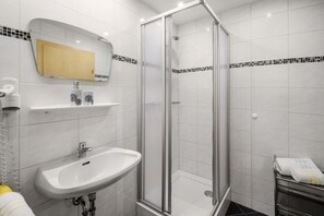 Dusche, Haartrockner, Handtücher, Toilettenpapier