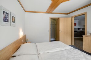 2 bedrooms, travel cot, free WiFi, bed sheets - Gemütliche Ferienwohnung mit Wohnküche und Zwei Schlaf- und Badezimmern! (Kaprun)