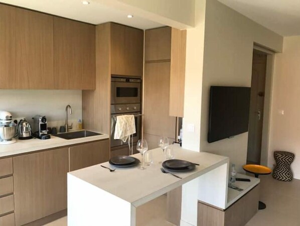 Fridge, microwave, oven, stovetop - Superbe Appartement à Cannes Avec Grande Terrasse - À Deux pas de la Croisette (Cannes)