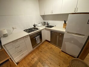 Frigorífico, microondas, horno y placa de cocina