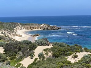 On the beach - AMAZING BLAIRGOWRIE BEACH OCEAN PARADISE BRIDGEWATER BAY ROCK POOLS NATIONAL PRK (Blairgowrie)