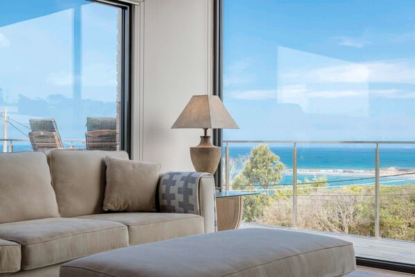 Smart TV, fireplace, DVD player, ping pong