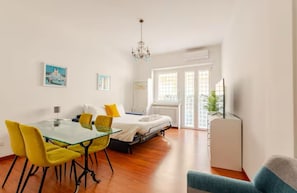 1 quarto, ferros/tábuas de passar roupa, berço de viagem
