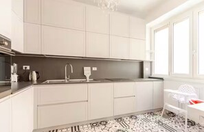 Fridge, oven, stovetop, dishwasher