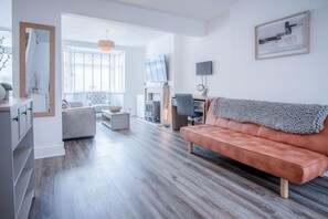 Luksushus | Oppholdsområde | En 32-tommers Flatskjerm-TV med kabel-kanaler samt peis