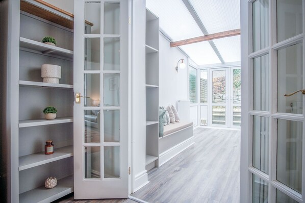 32-Zoll-Flachbildfernseher mit Kabelempfang, Kamin