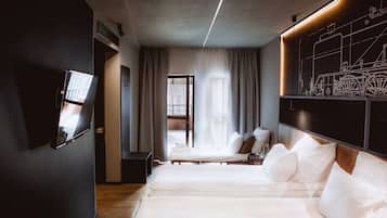 Deluxe-værelse med dobbeltseng eller 2 enkeltsenge | 1 soveværelse, minibar, pengeskab på værelset, individuelt design