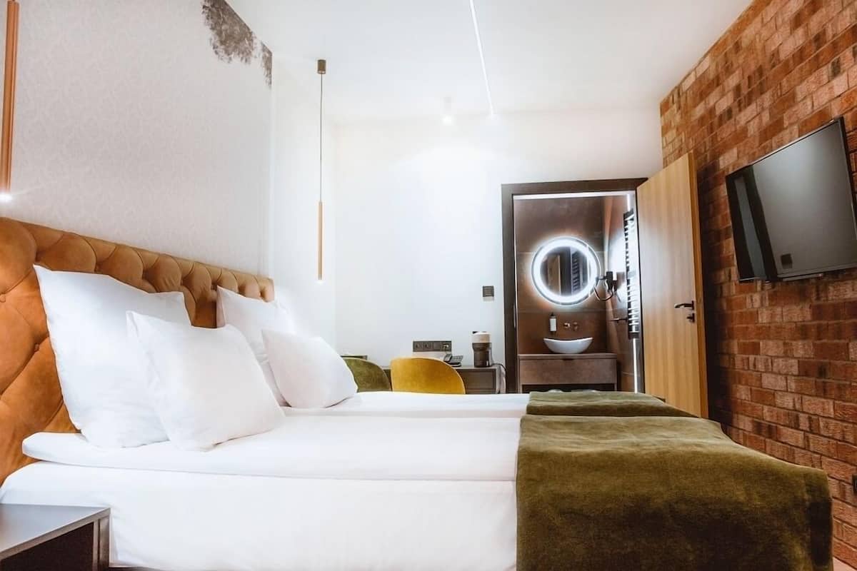 Deluxe tweepersoonskamer, balkon | 1 slaapkamer, een minibar, een kluis op de kamer