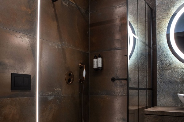 Dusche, kostenlose Toilettenartikel, Haartrockner, Hausschuhe