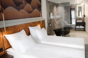 Apartment | Minibar, in-room safe, individually decorated, desk