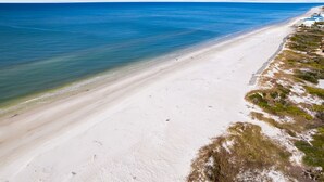 Ein Strand mit klarem, blauem Wasser und einem sandigen Ufer.