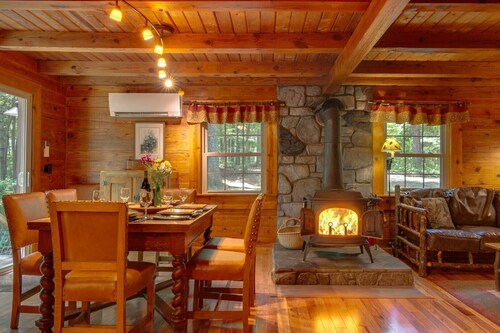 Classic log cabin 20 minutes to downtown Asheville/hot tub/fire pit/game room