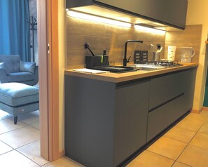 Een magnetron, een oven, een kookplaat, een vaatwasser