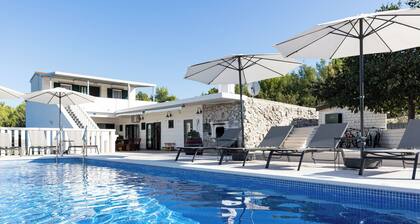 House Natura - Retreat With Tennis Court and Pool