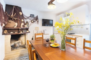 House, 4 Bedrooms, Accessible, Smoking | Dining