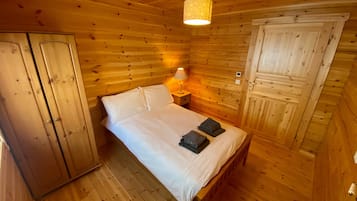 3 bedrooms, free WiFi, bed sheets, wheelchair access