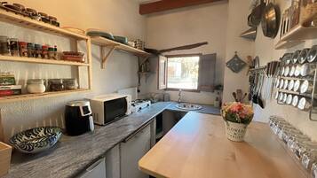 Een microgolfoven, een oven, een kookplaat