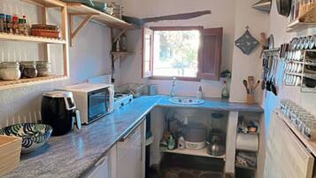 Mikrobølgeovn, ovn, kokeplater og kaffetrakter/tekoker