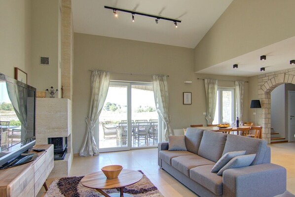 TV, fireplace - Villa Dominika by Villsy (Kastelir)