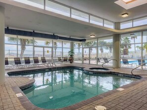 Una piscina techada, una piscina climatizada