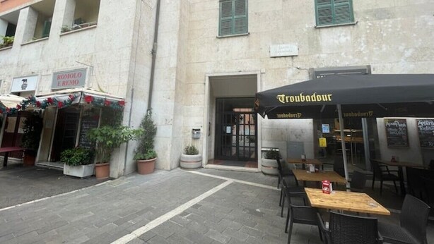 A street with outdoor seating at a café. - Largo Pannonia Home: A Gateway to Historic Rome Near the Colosseum and St. John & more (Roma)