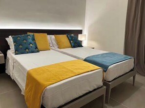 2 habitaciones, escritorio y tabla de planchar con plancha