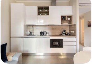 Coffee/tea maker, fridge, microwave, stovetop