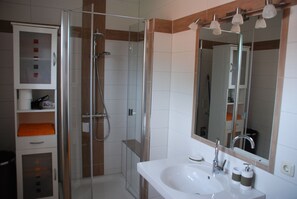 Shower, hair dryer, towels, soap - Ferienwohnung Schloßblick in Fürstenau (Fürstenau)
