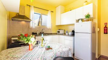 Kylskåp, mikrovågsugn, ugn och spishäll