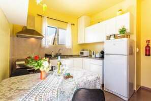 Fridge, microwave, oven, stovetop - Home Thomas - Calheta o Conforto na Natureza (Lombada dos Marinheiros)