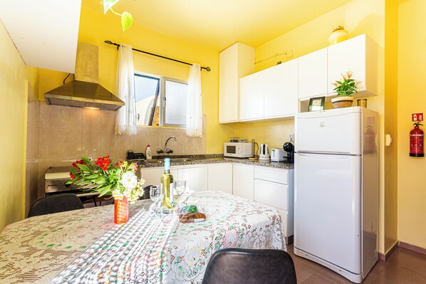 Réfrigérateur, four à micro-ondes, un four, surface de cuisson